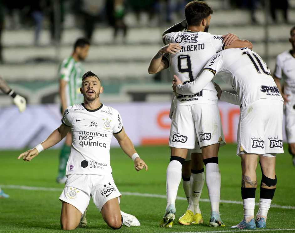 Giuliano celebra gol ao lado de Yuri e Guedes