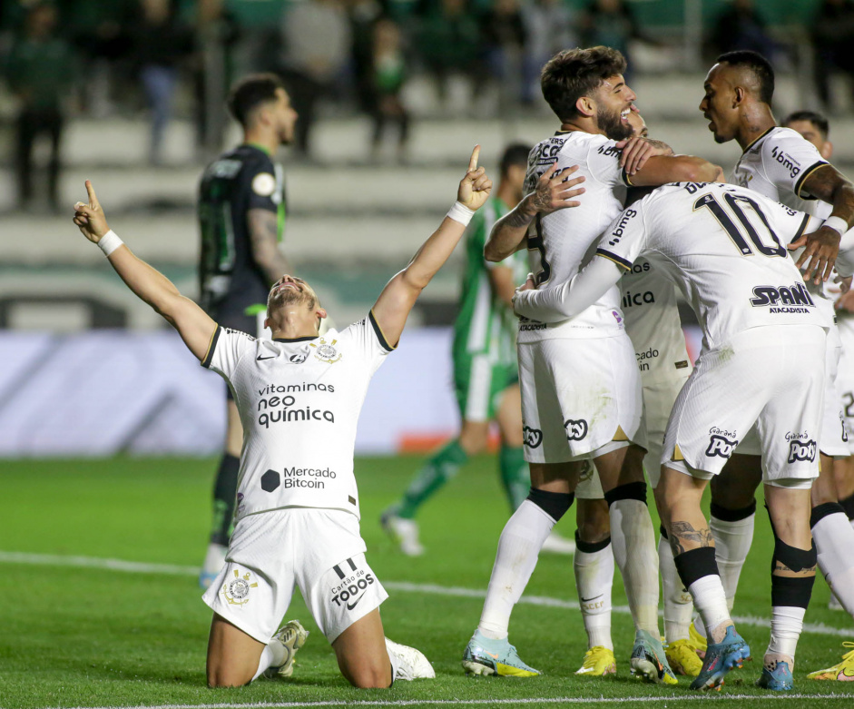 Giuliano comemora gol ao lado de Yuri, Guedes e Raul