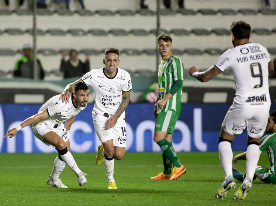 Giuliano e Gustavo comemoram gol do Corinthians contra Juventude