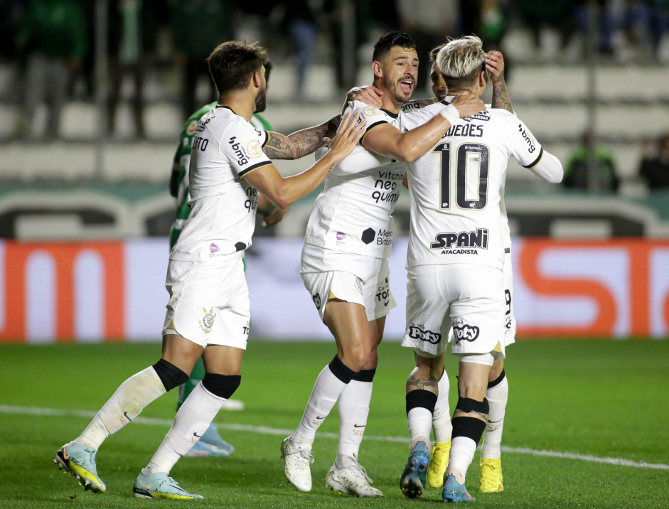Yuri, Guedes e Giuliano comemoram gol do Corinthians contra Juventude