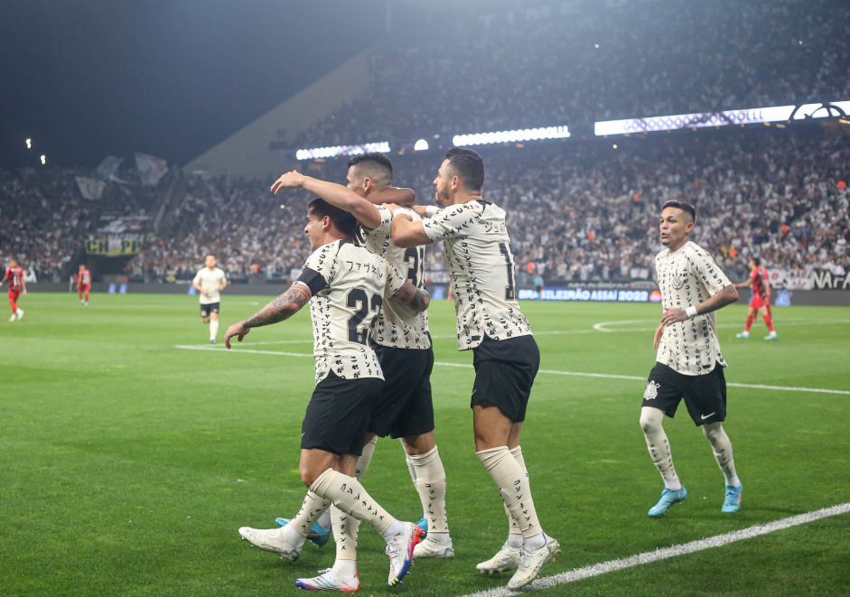 Jogadores do Corinthians festejando o gol marcado por Balbuena no jogo contra o Athletico-PR