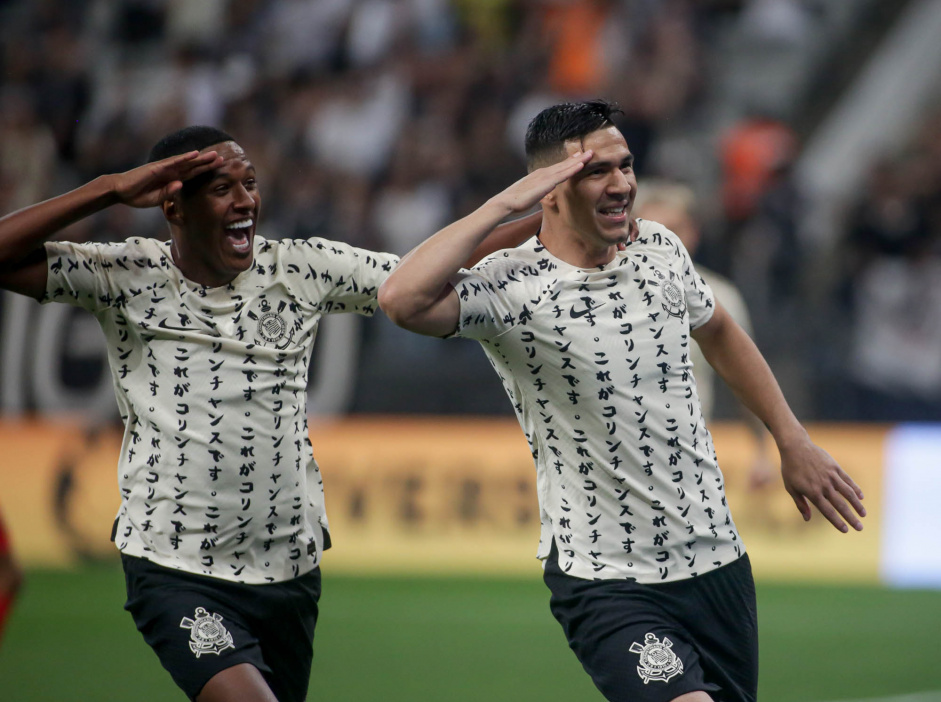 Robert Renan e Balbuena sorridentes batendo continncia aps gol na vitria contra o Athletico-PR