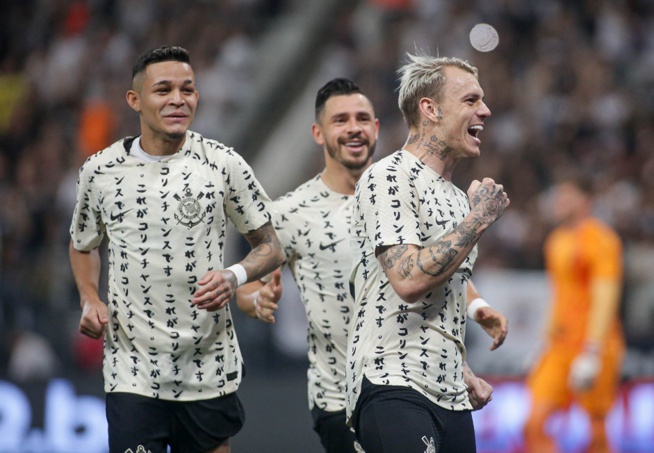 Rger Guedes, Adson e Giuliano comemorando o gol do camisa 10 na Neo Qumica Arena