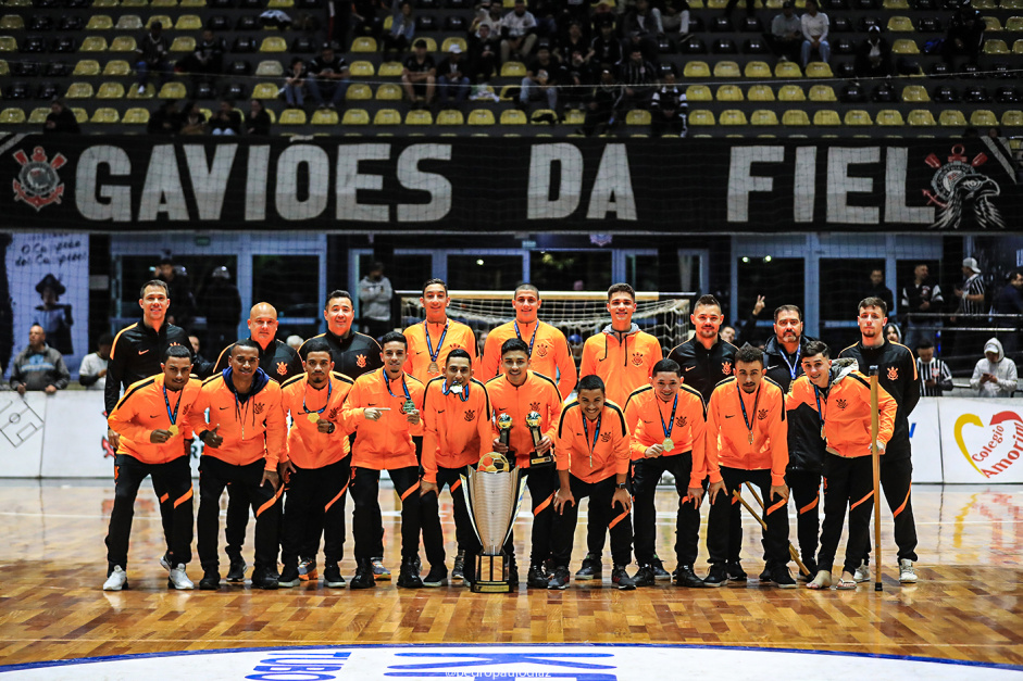 Base do futsal do Corinthians posa ao lado da taa da Copa do Mundo