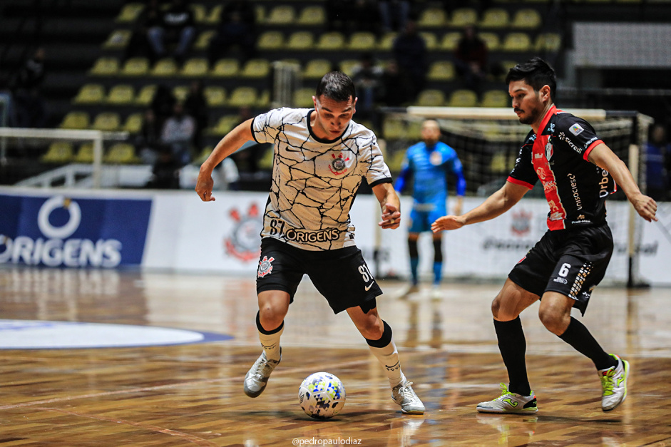 Canabarro disputando a bola em Corinthians e Joinville pela Liga Nacional de Futsal