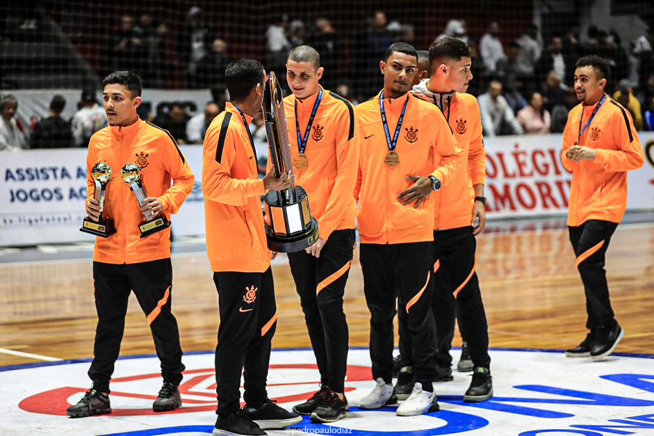 Jogadores da base do futsal do Corinthians recebem taa da Copa do Mundo
