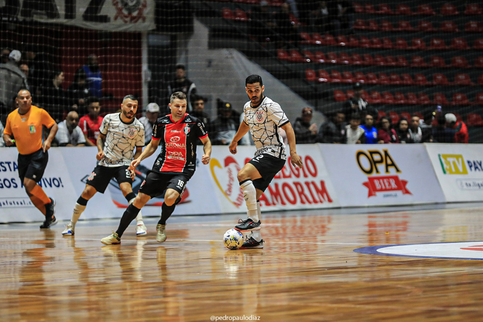 Tatinho e Allan durante Corinthians e Joinville pela Liga Nacional de Futsal