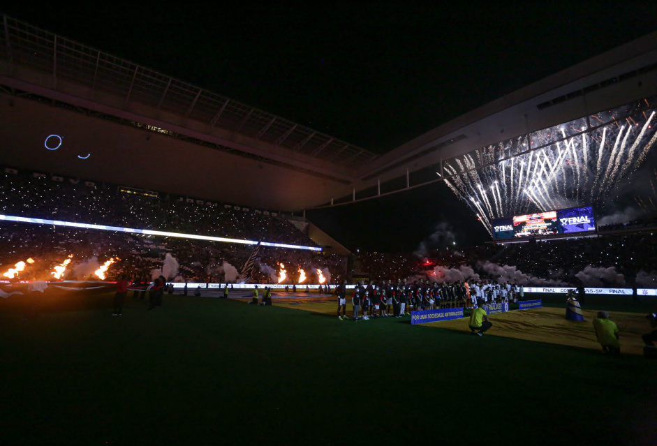 Neo Qumica Arena recebe festa antes de jogo entre Corinthians e Flamengo