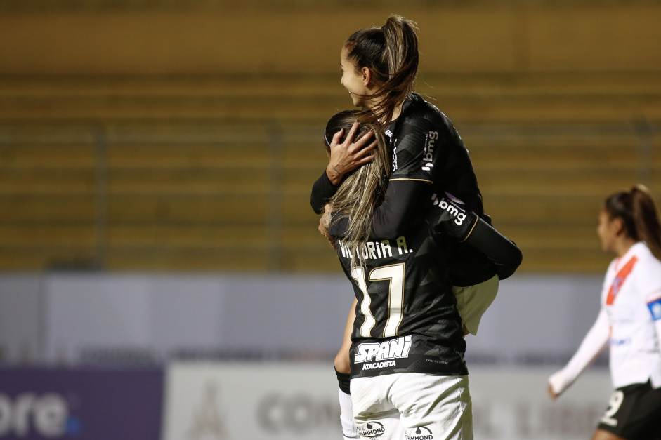 Juliette e Vic Albuquerque comemoram gol do Corinthians