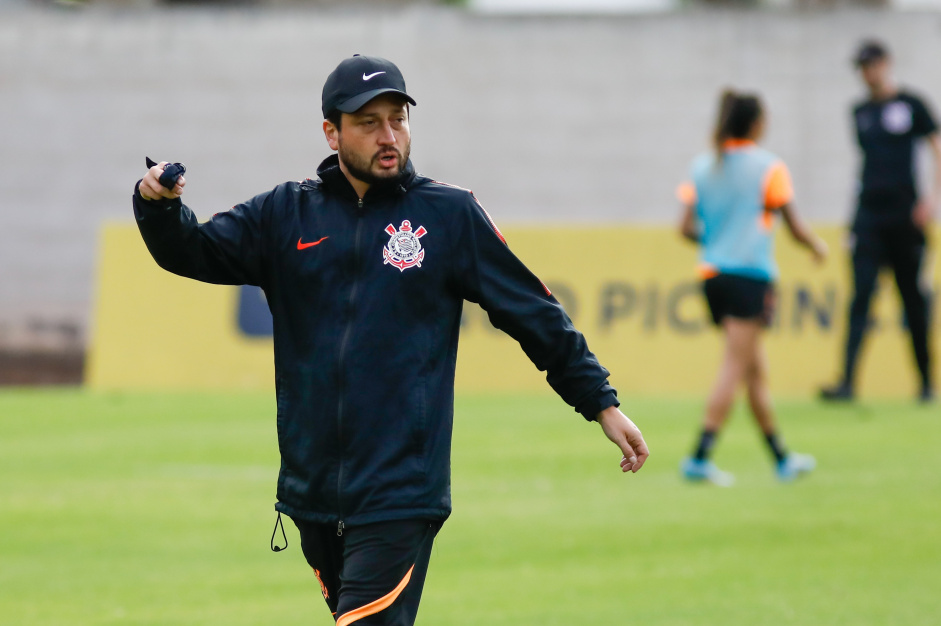 Corinthians libera Arthur Elias para resolver problemas pessoais e será comandado por auxiliar