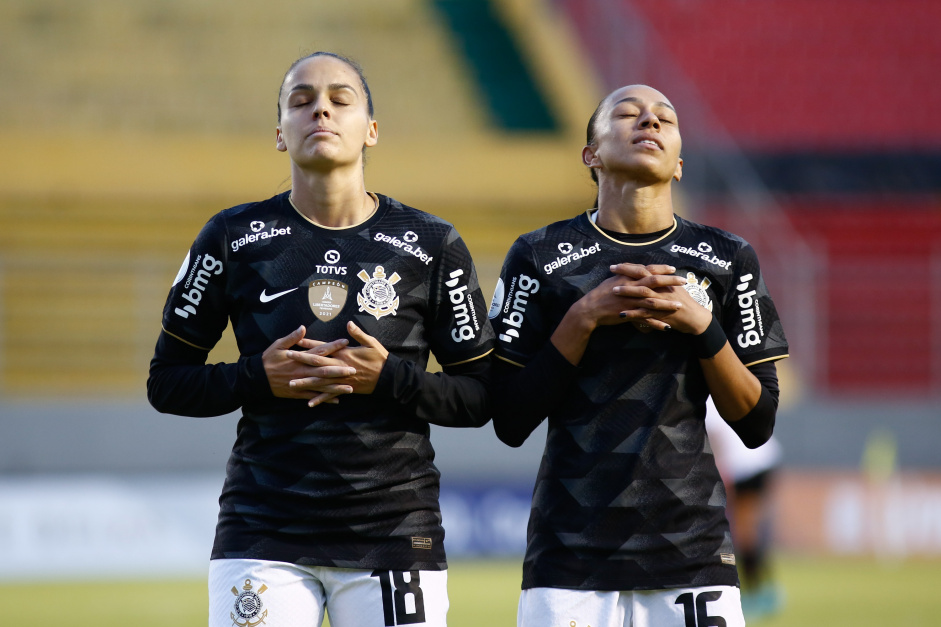 Gabi Portilho e Adriana na comemorao do gol marcado pelo Corinthians
