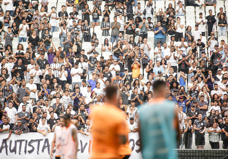 Torcida do Corinthians marcou presena no treino aberto do Timo e colocou 27.026 pessoas na Neo Qumica Arena