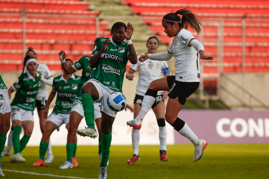 Vic Albuquerque finaliza em jogo contra o Deportivo Cali na Libertadores Feminina
