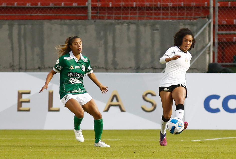 Yasmim tenta o passe em jogo contra o Deportivo Cali na Libertadores Feminina