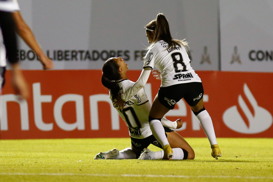 Bianca marcou de falta o terceiro gol do Corinthians no jogo