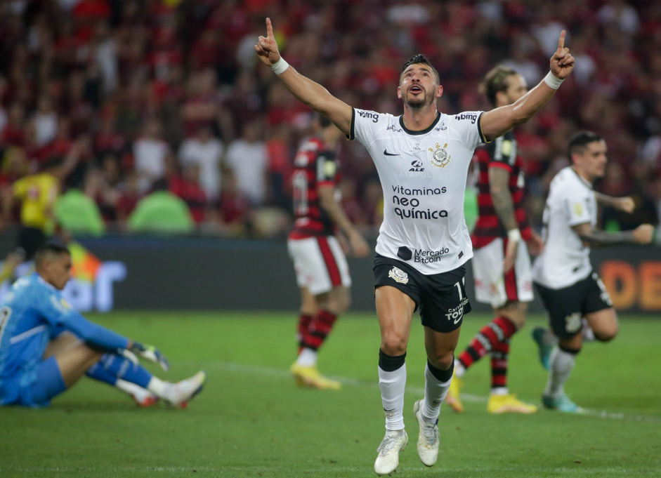 Giuliano comemora gol marcado na final da Copa do Brasil