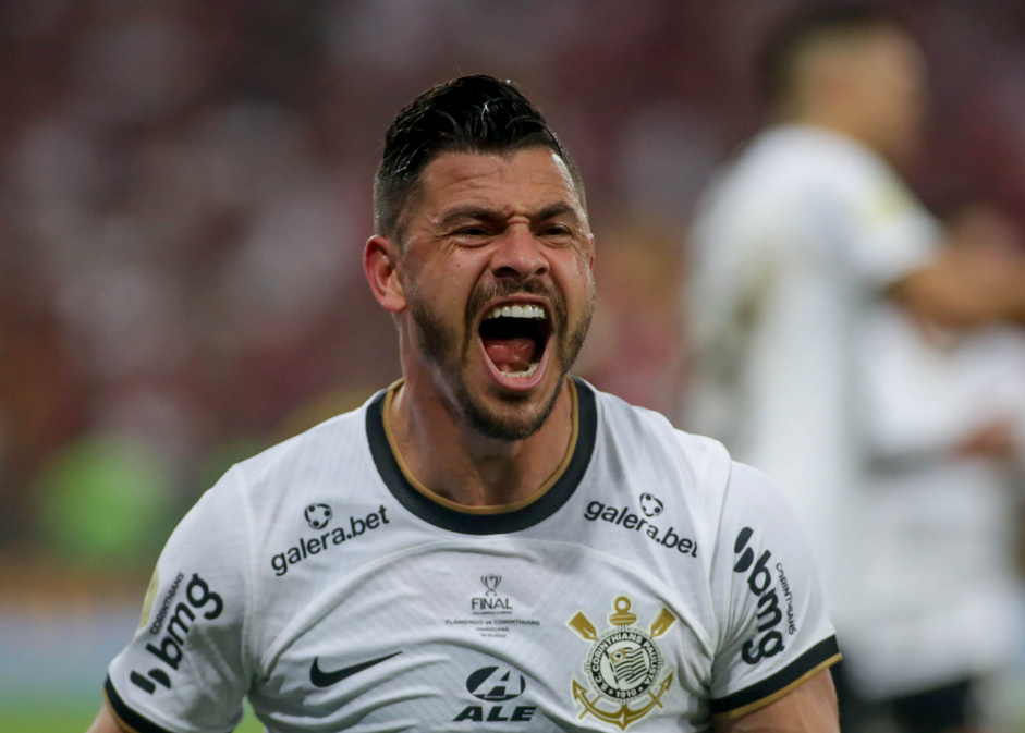 Giuliano vibra gol marcado contra o Flamengo na Copa do Brasil