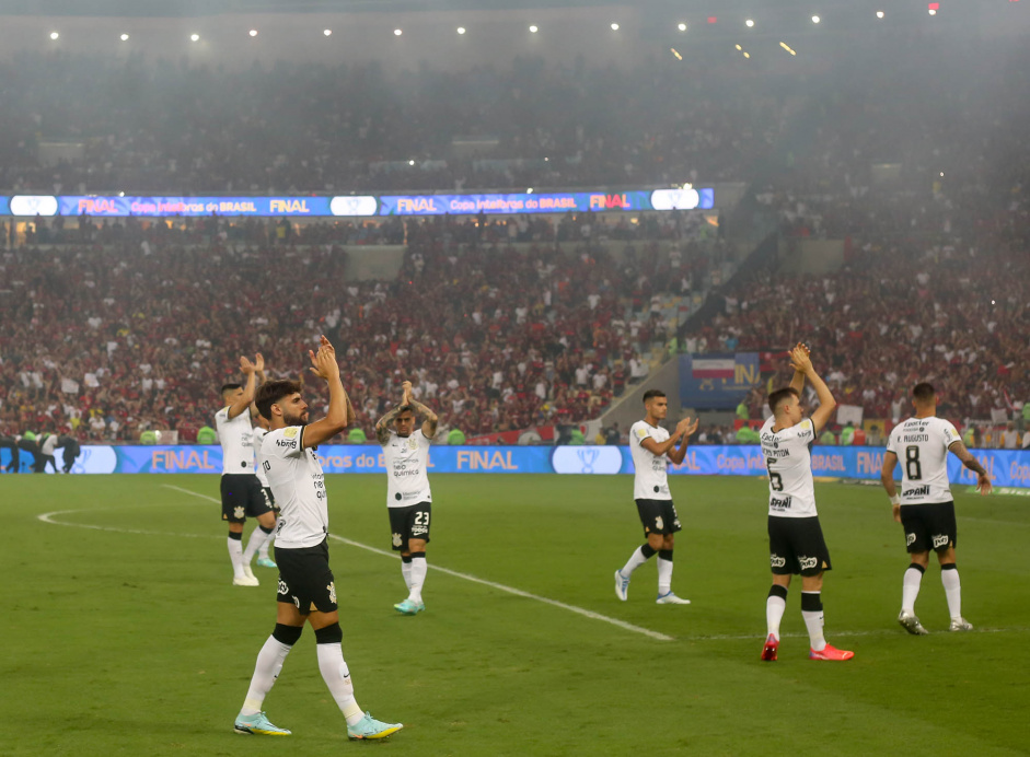 Jogadores aplaudem torcida do Corinthians no Maracan