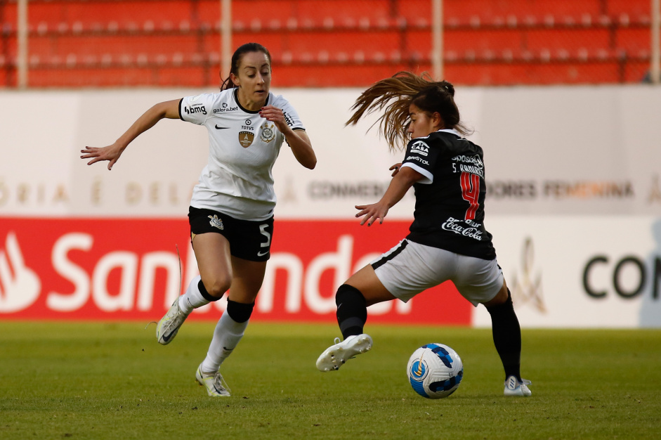 Luana em campo contra o Olmpia