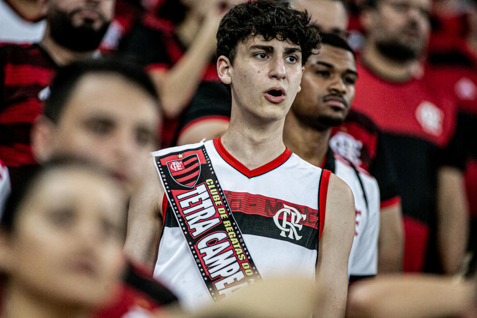 Torcedor do Flamengo acompanha a final da Copa do Brasil