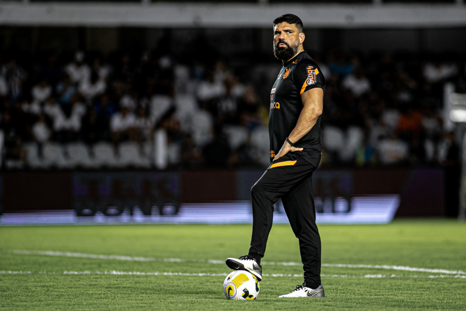 Bruno Mazziotti, fisioterapeuta do Corinthians, durante partida contra o Santos