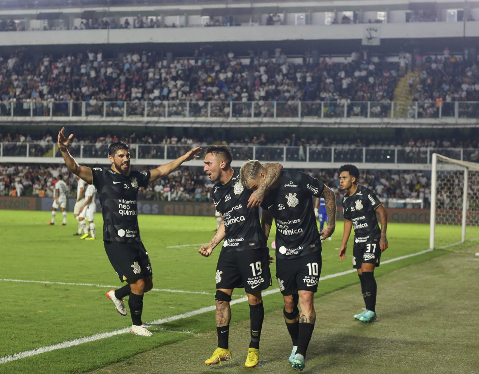 Bruno Mndez e Gustavo Silva comemorando com Rger Guedes seu gol marcado