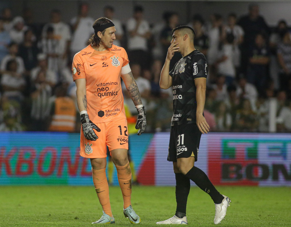 Cssio e Balbuena conversando no campo da Vila Belmiro durante clssico contra o Santos