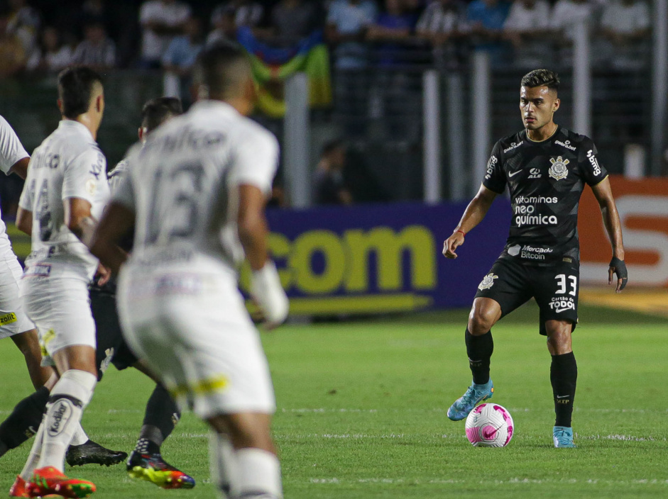 Fausto Vera com a bola em seu domnio durante confronto contra o Santos