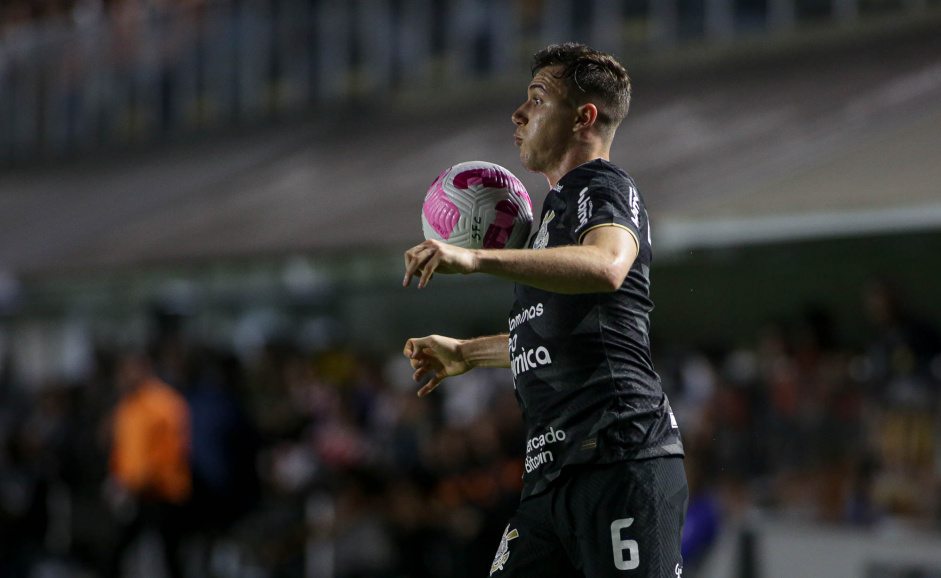 Lucas Piton dominando a bola no clssico contra o Santos pelo Brasileiro 2022