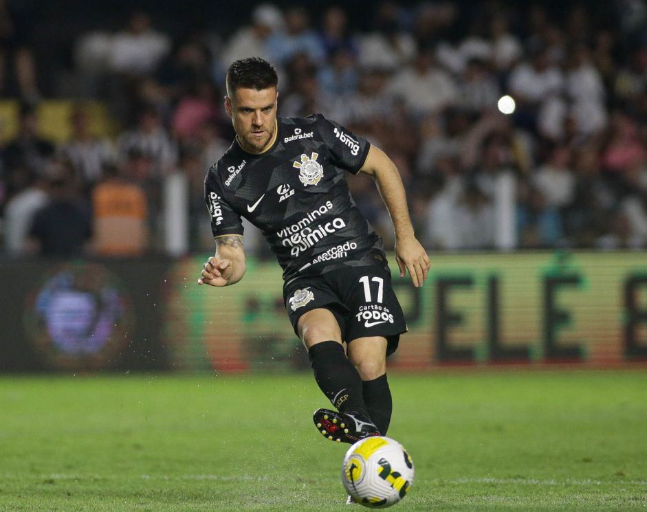 Ramiro realizando um passe no jogo contra o Santos, na Vila Belmiro, pelo Brasileiro 2022
