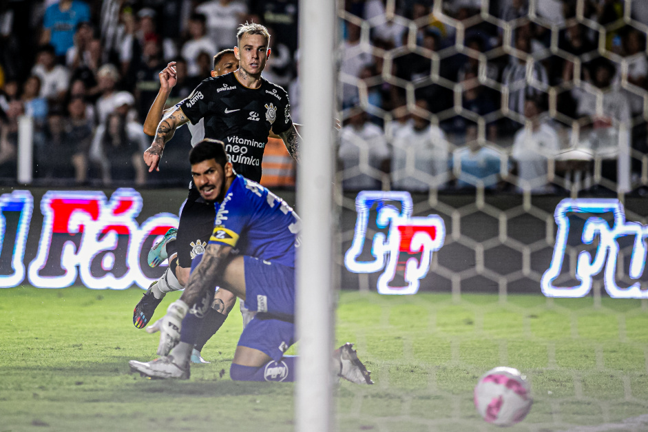 Rger Guedes e goleiro do Santos no momento do gol do camisa 10