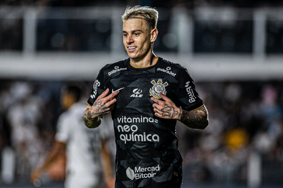 Rger Guedes feliz aps o gol marcado contra o Santos na Vila Belmiro