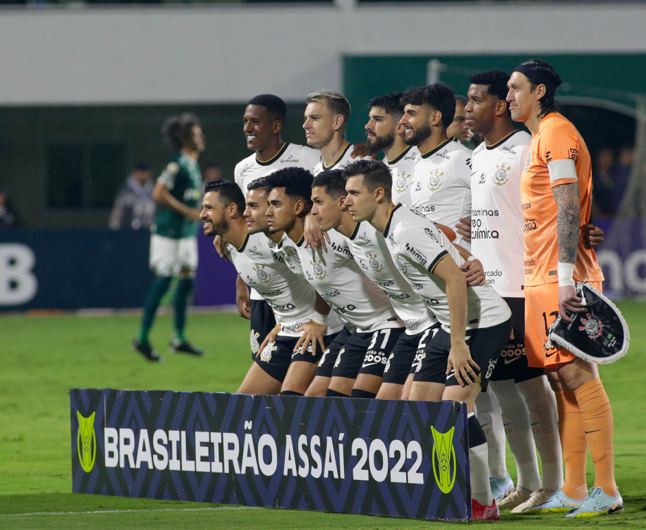 Elenco do Corinthians perfilado antes de empate contra o Gois