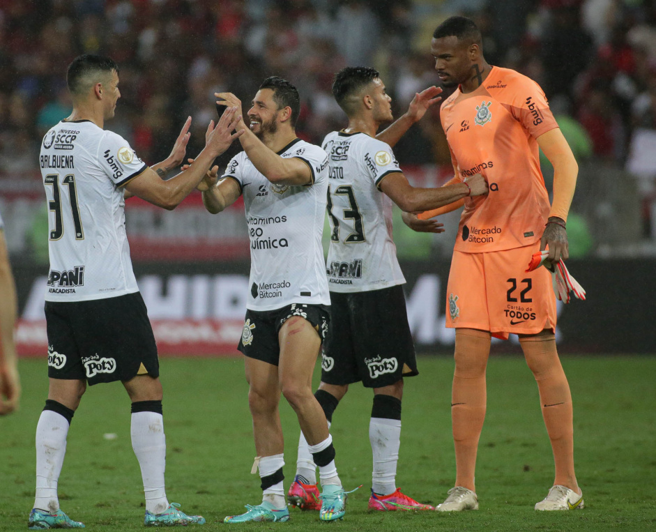 Balbuena, Giuliano, Fausto Vera e Carlos Miguel comemorando o triunfo sobre o Flamengo