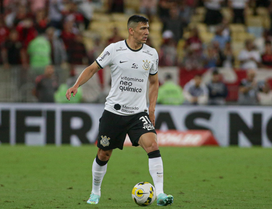 Balbuena se preparando para fazer um passe na vitria do Corinthians contra o Flamengo