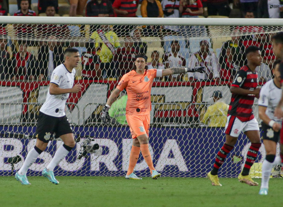 Cssio dando ordens aos jogadores da defesa do Corinthians durante confronto contra o Flamengo