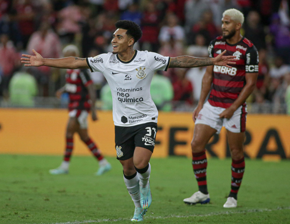 Du Queiroz celebrando o gol marcado contra o Flamengo no Maracan