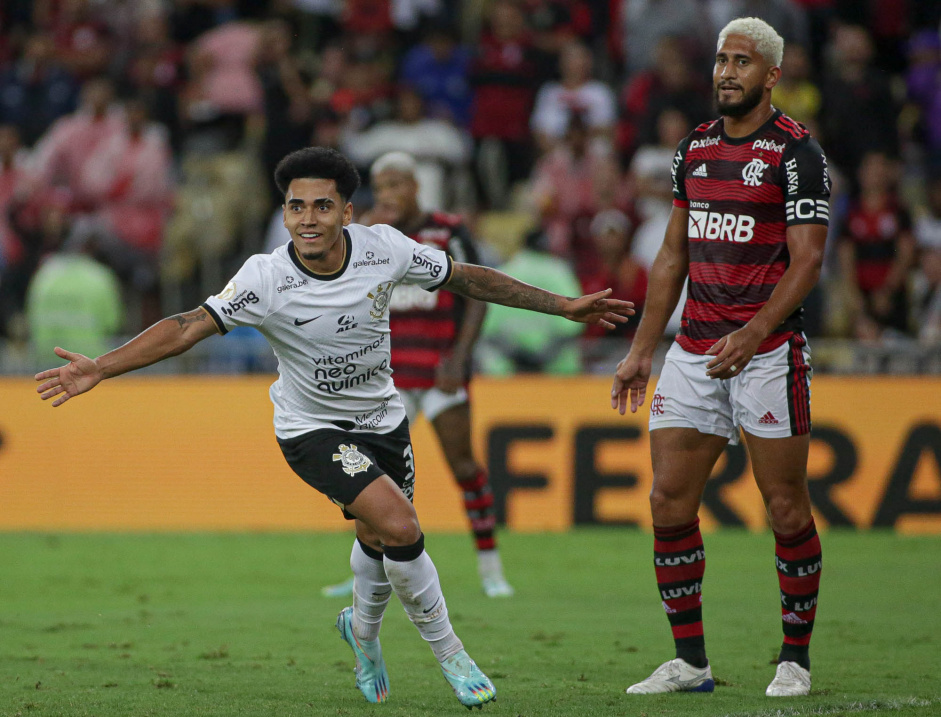 Du Queiroz comemorando seu gol marcado contra o Flamengo