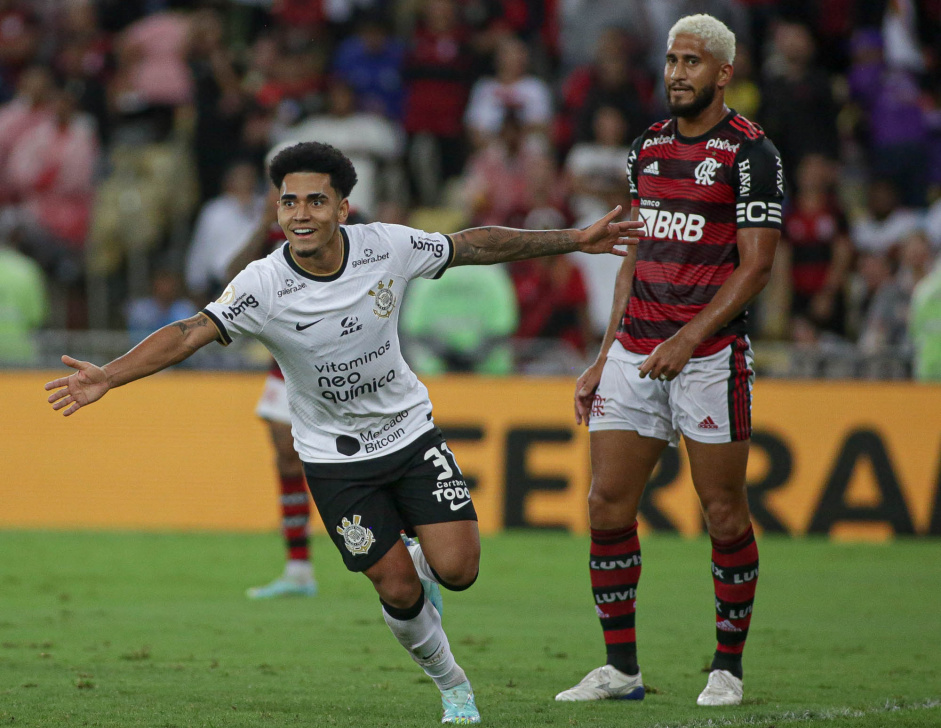 Du Queiroz correndo no Maracan enquanto festeja seu gol marcado contra o Flamengo