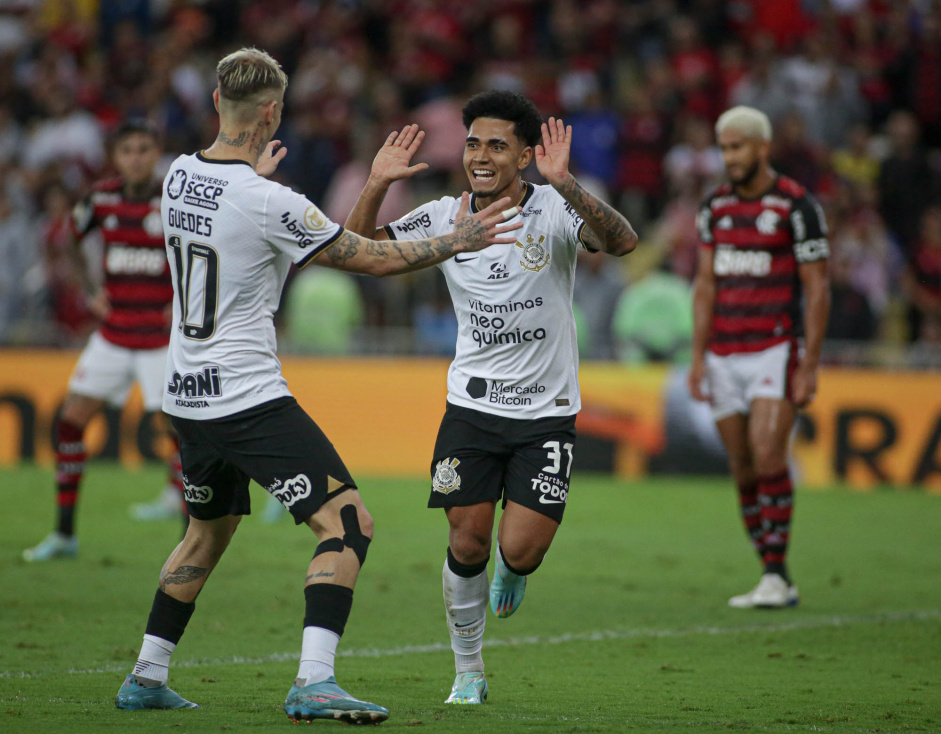 Du Queiroz indo na direo de Rger Guedes comemorar o seu gol marcado contra o Flamengo