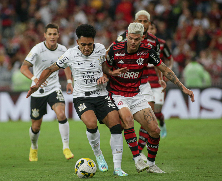 Du Queiroz realizando uma dividida durante triunfo do Corinthians sobre o Flamengo