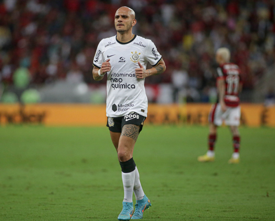 Fbio Santos caminhando durante duelo contra o Flamengo