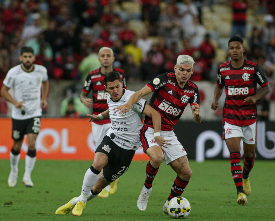 Mateus Vital disputando a bola com Ayrton Lucas, lateral do Flamengo