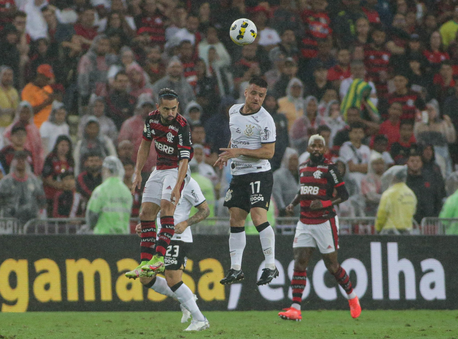 Ramiro cabeceando a bola durante duelo contra o Flamengo