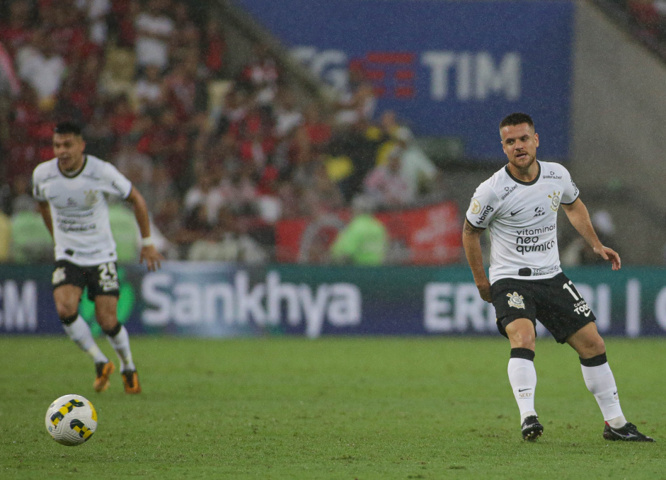Ramiro fazendo um passe no jogo entre Corinthians e Flamengo