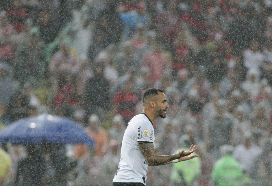 Renato Augusto gesticulando durante partida entre Corinthians e Flamengo pelo Brasileiro
