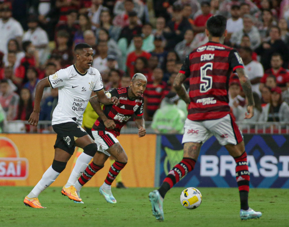 Robert Renan correndo com a bola durante jogo entre Corinthians e Flamengo