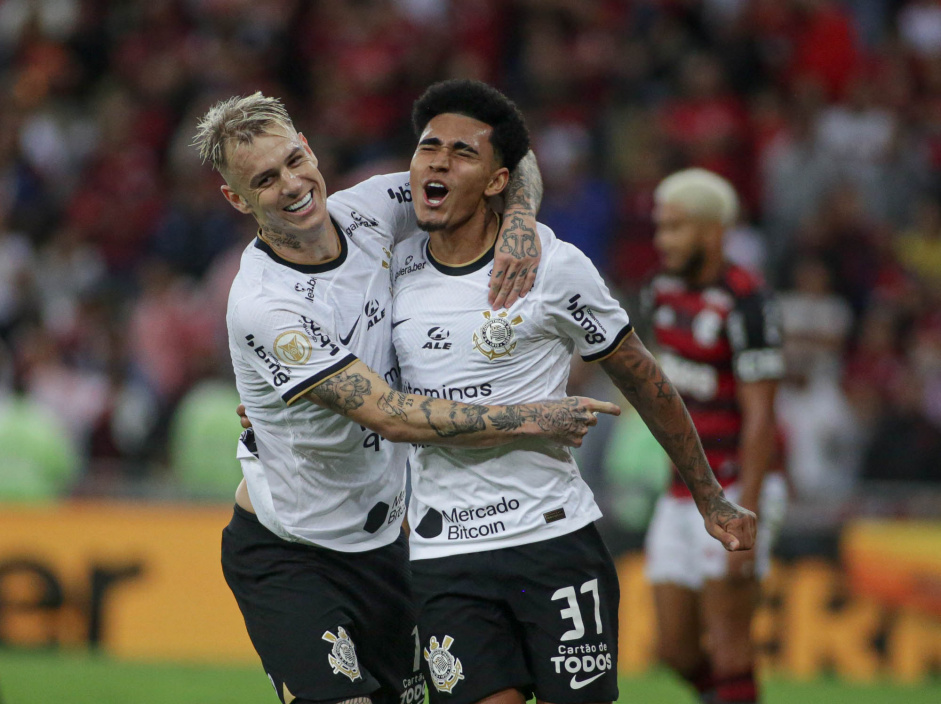 Rger Guedes abraando Du Queiroz enquanto ambos celebram seu tento anotado contra o Flamengo