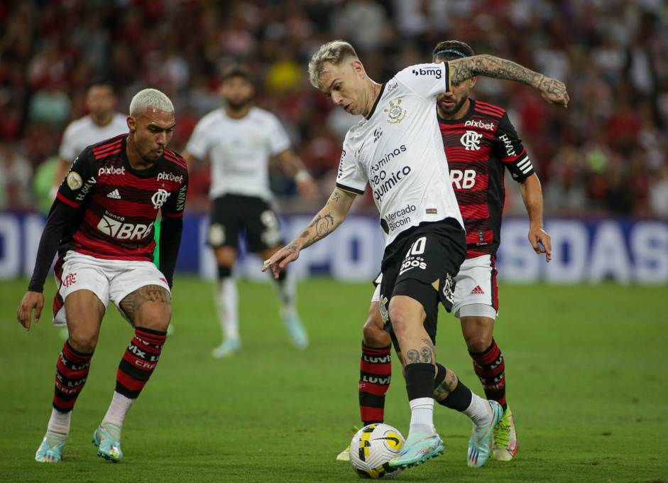 Rger Guedes, com a bola em seu domnio, indo driblar jogadores do Flamengo