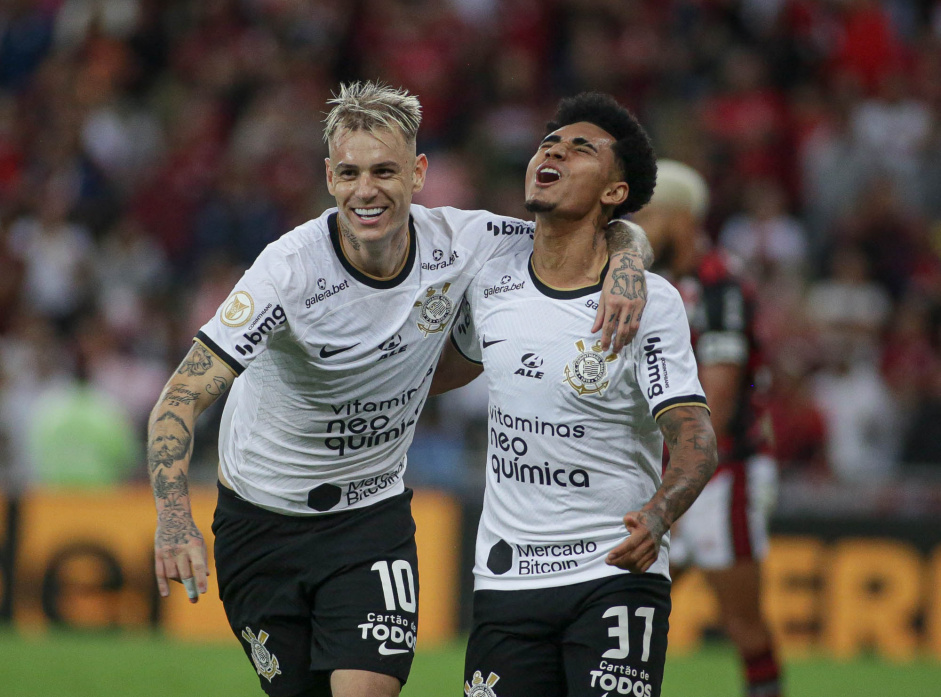 Rger Guedes e Du Queiroz comemorando o gol do camisa 37 contra o Flamengo